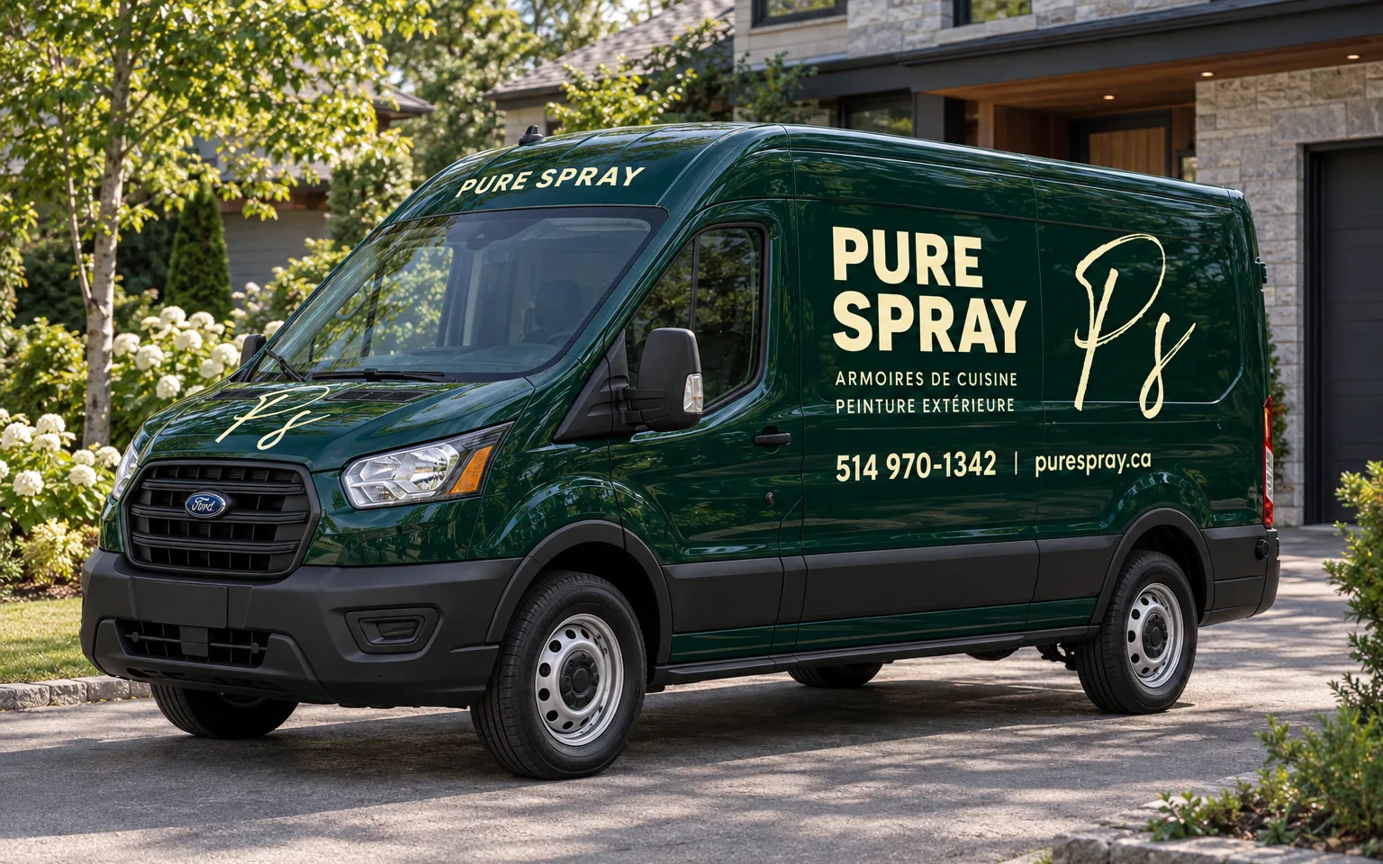 Le Ford Transit lettré Pure Spray, stationné dans l'entrée d'un client