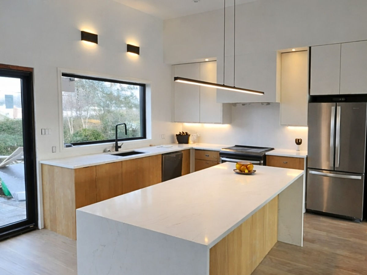 Armoires de cuisine peintes en blanc au spray par Pure Spray dans les Laurentides