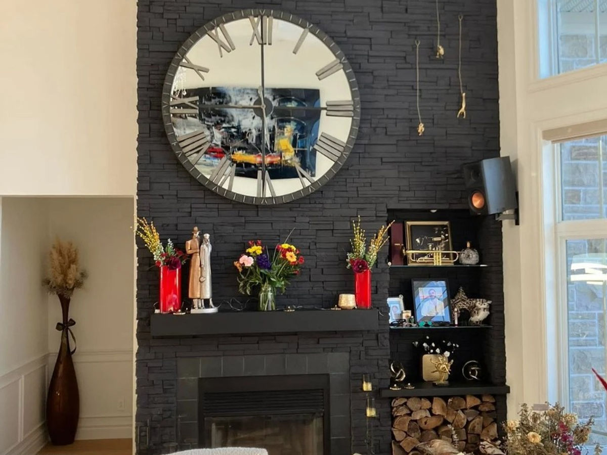 Foyer et pierre peints en noir au spray par Pure Spray
