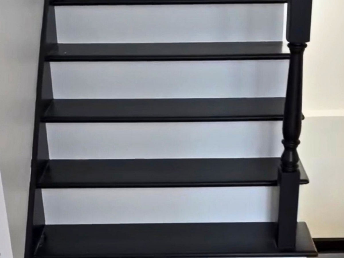 Escalier en bois peint en noir au spray par Pure Spray, Laurentides