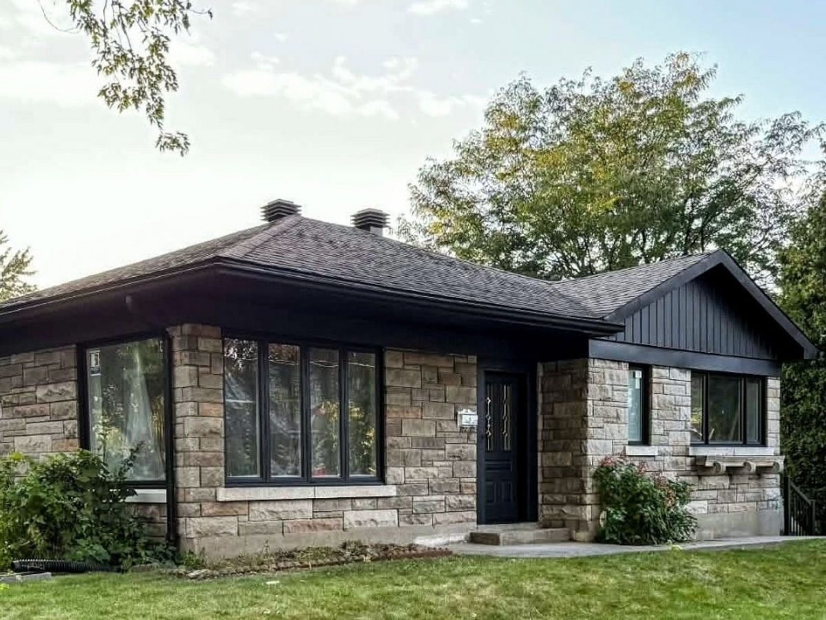 Maison avec peinture extérieure noire au spray par Pure Spray dans les Laurentides