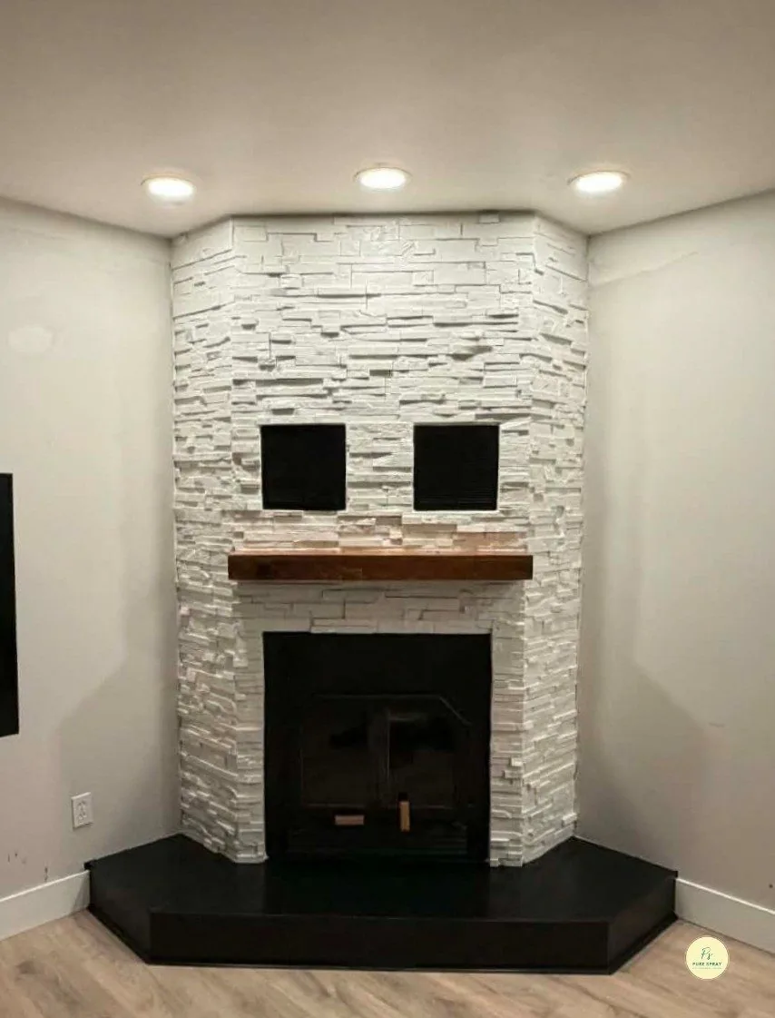 Foyer en pierre avec insert et manteau peints au spray – Pure Spray, Laurentides