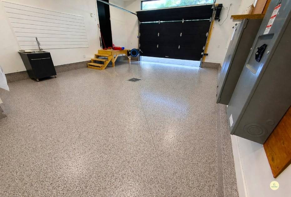 Plancher de garage fini à l'époxy par Pure Spray à Sainte-Sophie