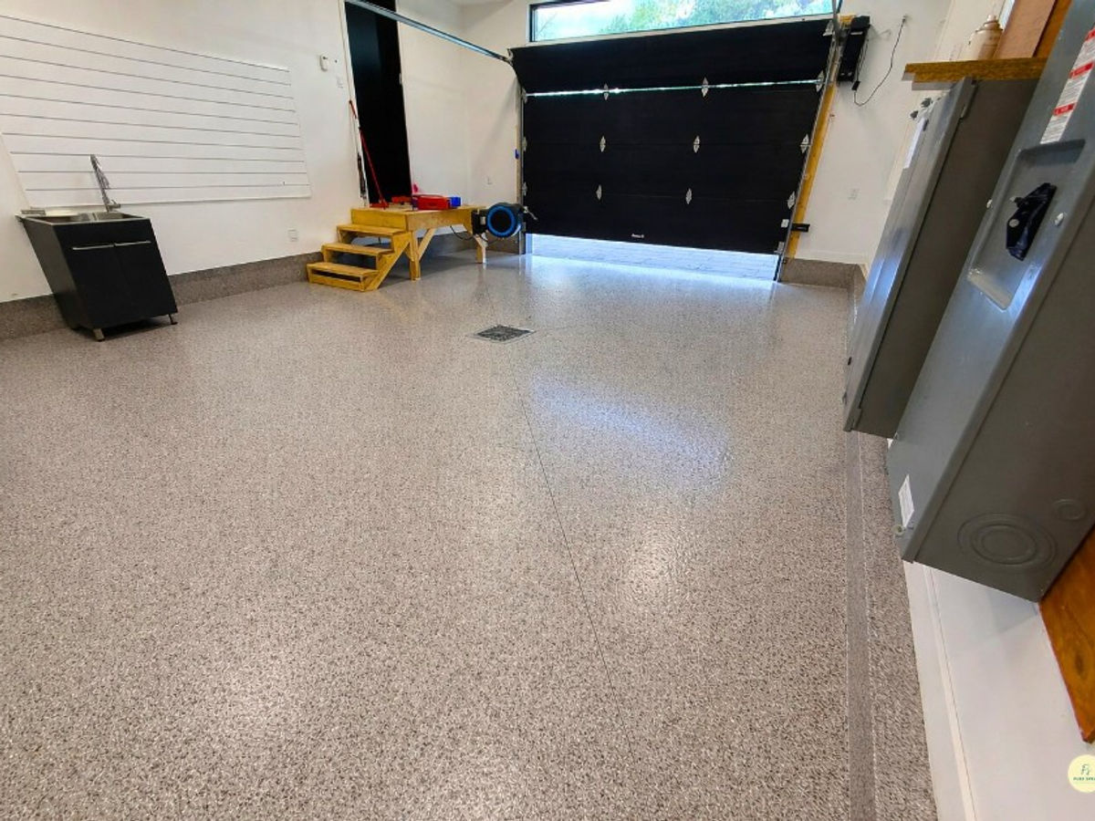 Plancher époxy gris moucheté dans un garage par Pure Spray, Mirabel