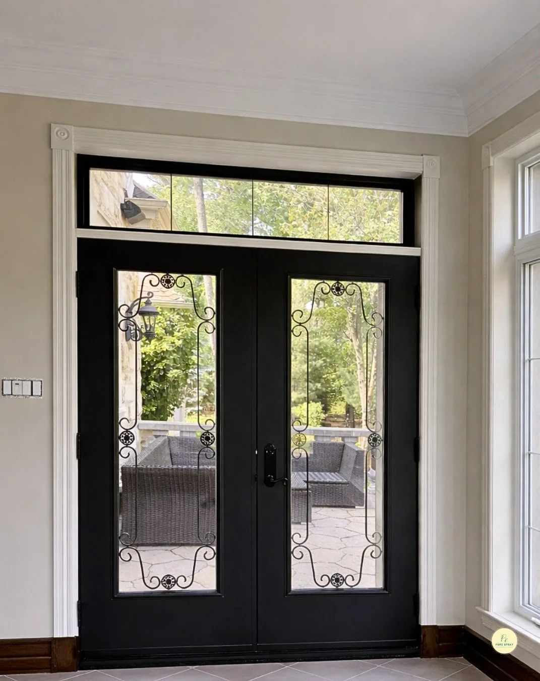 Portes françaises intérieures repeintes en noir lisse au fusil – Pure Spray, Laurentides