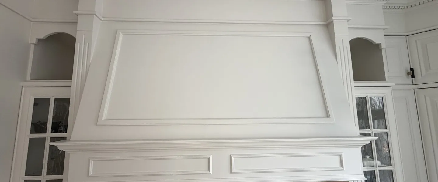 Moulures, corniche et vitrines de la même cuisine, en blanc